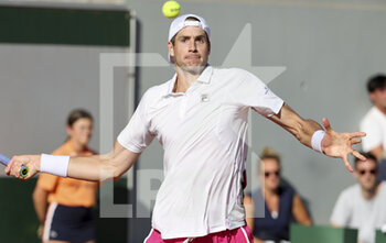 2022-05-27 - John Isner of USA during day 6 of the French Open 2022, Roland-Garros 2022, second Grand Slam tennis tournament of the season on May 27, 2022 at Roland-Garros stadium in Paris, France - TENNIS - ROLAND GARROS 2022 - WEEK 1 PART 2 - INTERNATIONALS - TENNIS