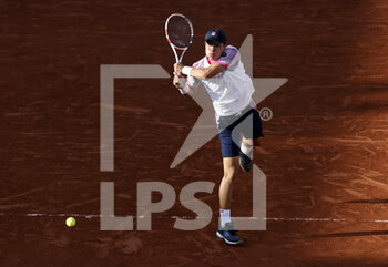 2022-05-27 - Brandon Nakashima of USA during day 6 of the French Open 2022, Roland-Garros 2022, second Grand Slam tennis tournament of the season on May 27, 2022 at Roland-Garros stadium in Paris, France - TENNIS - ROLAND GARROS 2022 - WEEK 1 PART 2 - INTERNATIONALS - TENNIS