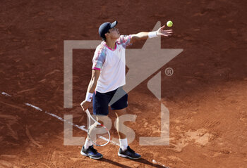 2022-05-27 - Brandon Nakashima of USA during day 6 of the French Open 2022, Roland-Garros 2022, second Grand Slam tennis tournament of the season on May 27, 2022 at Roland-Garros stadium in Paris, France - TENNIS - ROLAND GARROS 2022 - WEEK 1 PART 2 - INTERNATIONALS - TENNIS