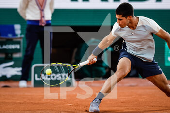 2022-05-27 - Carlos ALCARAZ of Spain during the Day six of Roland-Garros 2022, French Open 2022, Grand Slam tennis tournament on May 27, 2022 at Roland-Garros stadium in Paris, France - TENNIS - ROLAND GARROS 2022 - WEEK 1 PART 2 - INTERNATIONALS - TENNIS