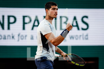 2022-05-27 - Carlos ALCARAZ of Spain celebrates his point during the Day six of Roland-Garros 2022, French Open 2022, Grand Slam tennis tournament on May 27, 2022 at Roland-Garros stadium in Paris, France - TENNIS - ROLAND GARROS 2022 - WEEK 1 PART 2 - INTERNATIONALS - TENNIS