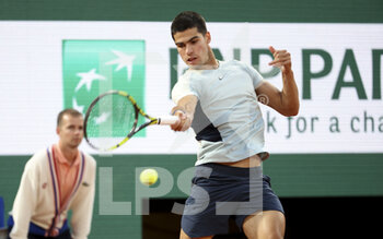 2022-05-27 - Carlos Alcaraz of Spain during day 6 of the French Open 2022, Roland-Garros 2022, second Grand Slam tennis tournament of the season on May 27, 2022 at Roland-Garros stadium in Paris, France - TENNIS - ROLAND GARROS 2022 - WEEK 1 PART 2 - INTERNATIONALS - TENNIS