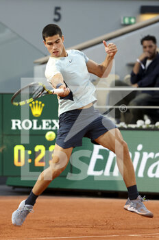 2022-05-27 - Carlos Alcaraz of Spain during day 6 of the French Open 2022, Roland-Garros 2022, second Grand Slam tennis tournament of the season on May 27, 2022 at Roland-Garros stadium in Paris, France - TENNIS - ROLAND GARROS 2022 - WEEK 1 PART 2 - INTERNATIONALS - TENNIS