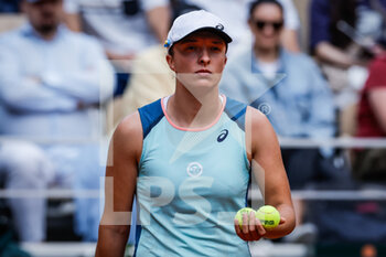 2022-05-28 - Iga SWIATEK of Poland during the Day seven of Roland-Garros 2022, French Open 2022, Grand Slam tennis tournament on May 28, 2022 at Roland-Garros stadium in Paris, France - TENNIS - ROLAND GARROS 2022 - WEEK 1 PART 2 - INTERNATIONALS - TENNIS