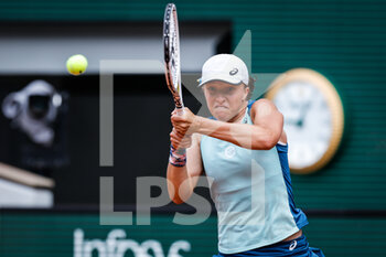 2022-05-28 - Iga SWIATEK of Poland during the Day seven of Roland-Garros 2022, French Open 2022, Grand Slam tennis tournament on May 28, 2022 at Roland-Garros stadium in Paris, France - TENNIS - ROLAND GARROS 2022 - WEEK 1 PART 2 - INTERNATIONALS - TENNIS