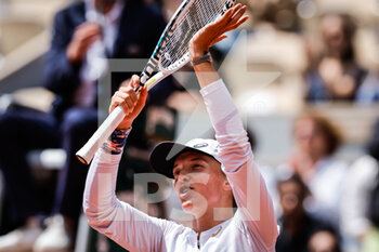2022-05-28 - Iga SWIATEK of Poland celebrates his victory during the Day seven of Roland-Garros 2022, French Open 2022, Grand Slam tennis tournament on May 28, 2022 at Roland-Garros stadium in Paris, France - TENNIS - ROLAND GARROS 2022 - WEEK 1 PART 2 - INTERNATIONALS - TENNIS