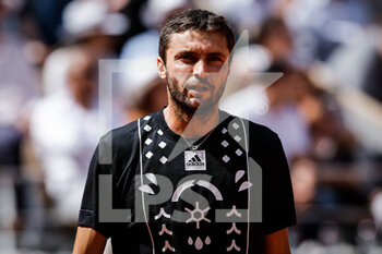 2022-05-28 - Gilles SIMON of France during the Day seven of Roland-Garros 2022, French Open 2022, Grand Slam tennis tournament on May 28, 2022 at Roland-Garros stadium in Paris, France - TENNIS - ROLAND GARROS 2022 - WEEK 1 PART 2 - INTERNATIONALS - TENNIS