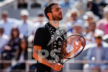 2022-05-28 - Gilles SIMON of France looks dejected during the Day seven of Roland-Garros 2022, French Open 2022, Grand Slam tennis tournament on May 28, 2022 at Roland-Garros stadium in Paris, France - TENNIS - ROLAND GARROS 2022 - WEEK 1 PART 2 - INTERNATIONALS - TENNIS