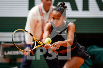 2022-05-29 - Leylah FERNANDEZ of Canada during the Day eight of Roland-Garros 2022, French Open 2022, Grand Slam tennis tournament on May 29, 2022 at Roland-Garros stadium in Paris, France - TENNIS - ROLAND GARROS 2022 - WEEK 2 - INTERNATIONALS - TENNIS