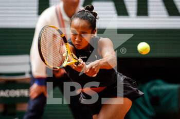 2022-05-29 - Leylah FERNANDEZ of Canada during the Day eight of Roland-Garros 2022, French Open 2022, Grand Slam tennis tournament on May 29, 2022 at Roland-Garros stadium in Paris, France - TENNIS - ROLAND GARROS 2022 - WEEK 2 - INTERNATIONALS - TENNIS