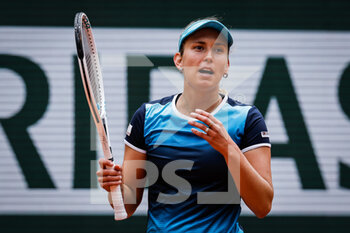 2022-05-29 - Elise MERTENS of Belgium looks dejected during the Day eight of Roland-Garros 2022, French Open 2022, Grand Slam tennis tournament on May 29, 2022 at Roland-Garros stadium in Paris, France - TENNIS - ROLAND GARROS 2022 - WEEK 2 - INTERNATIONALS - TENNIS
