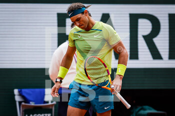2022-05-29 - Rafael NADAL of Spain looks dejected during the Day eight of Roland-Garros 2022, French Open 2022, Grand Slam tennis tournament on May 29, 2022 at Roland-Garros stadium in Paris, France - TENNIS - ROLAND GARROS 2022 - WEEK 2 - INTERNATIONALS - TENNIS