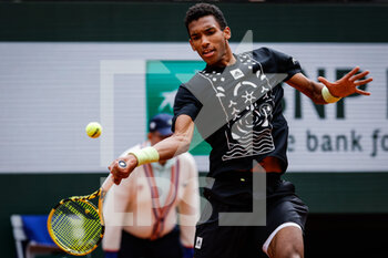 2022-05-29 - Felix AUGER-ALIASSIME of Canada during the Day eight of Roland-Garros 2022, French Open 2022, Grand Slam tennis tournament on May 29, 2022 at Roland-Garros stadium in Paris, France - TENNIS - ROLAND GARROS 2022 - WEEK 2 - INTERNATIONALS - TENNIS