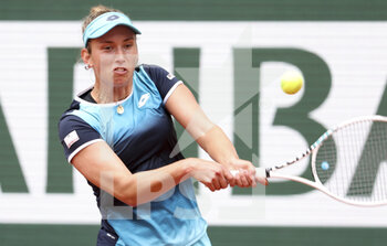 2022-05-29 - Elise Mertens of Belgium during day 8 of the French Open 2022, Roland-Garros 2022, second Grand Slam tennis tournament of the season on May 29, 2022 at Roland-Garros stadium in Paris, France - TENNIS - ROLAND GARROS 2022 - WEEK 1 PART 2 - INTERNATIONALS - TENNIS