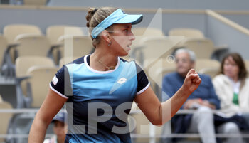 2022-05-29 - Elise Mertens of Belgium during day 8 of the French Open 2022, Roland-Garros 2022, second Grand Slam tennis tournament of the season on May 29, 2022 at Roland-Garros stadium in Paris, France - TENNIS - ROLAND GARROS 2022 - WEEK 1 PART 2 - INTERNATIONALS - TENNIS