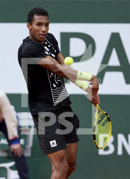 2022-05-29 - Felix Auger-Aliassime of Canada during day 8 of the French Open 2022, Roland-Garros 2022, second Grand Slam tennis tournament of the season on May 29, 2022 at Roland-Garros stadium in Paris, France - TENNIS - ROLAND GARROS 2022 - WEEK 1 PART 2 - INTERNATIONALS - TENNIS