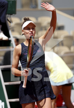 2022-05-30 - Veronika Kudermetova of Russia celebrates her victory during day 9 of Roland-Garros 2022, French Open 2022, second Grand Slam tennis tournament of the season on May 30, 2022 at Roland-Garros stadium in Paris, France - TENNIS - ROLAND GARROS 2022 - WEEK 2 - INTERNATIONALS - TENNIS