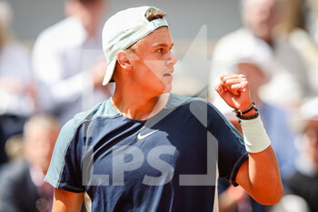 2022-05-30 - Holger RUNE of Denmark celebrates his point during the Day nine of Roland-Garros 2022, French Open 2022, Grand Slam tennis tournament on May 30, 2022 at Roland-Garros stadium in Paris, France - TENNIS - ROLAND GARROS 2022 - WEEK 2 - INTERNATIONALS - TENNIS