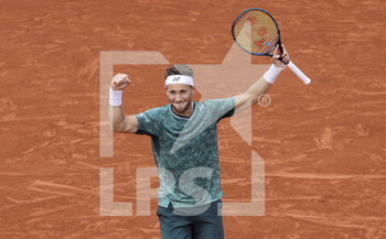 2022-05-30 - Casper Ruud of Norway celebrates his victory during day 9 of Roland-Garros 2022, French Open 2022, second Grand Slam tennis tournament of the season on May 30, 2022 at Roland-Garros stadium in Paris, France - TENNIS - ROLAND GARROS 2022 - WEEK 2 - INTERNATIONALS - TENNIS
