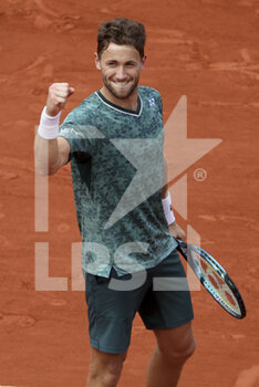 2022-05-30 - Casper Ruud of Norway celebrates his victory during day 9 of Roland-Garros 2022, French Open 2022, second Grand Slam tennis tournament of the season on May 30, 2022 at Roland-Garros stadium in Paris, France - TENNIS - ROLAND GARROS 2022 - WEEK 2 - INTERNATIONALS - TENNIS