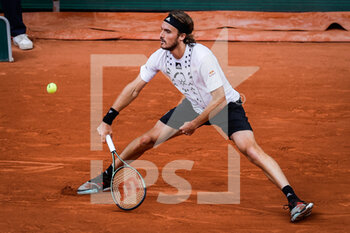 2022-05-30 - Stefanos TSITSIPAS of Greece during the Day nine of Roland-Garros 2022, French Open 2022, Grand Slam tennis tournament on May 30, 2022 at Roland-Garros stadium in Paris, France - TENNIS - ROLAND GARROS 2022 - WEEK 2 - INTERNATIONALS - TENNIS