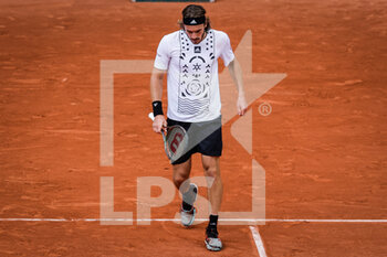 2022-05-30 - Stefanos TSITSIPAS of Greece looks dejected during the Day nine of Roland-Garros 2022, French Open 2022, Grand Slam tennis tournament on May 30, 2022 at Roland-Garros stadium in Paris, France - TENNIS - ROLAND GARROS 2022 - WEEK 2 - INTERNATIONALS - TENNIS