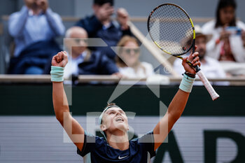 2022-05-30 - Holger RUNE of Denmark celebrates his victory during the Day nine of Roland-Garros 2022, French Open 2022, Grand Slam tennis tournament on May 30, 2022 at Roland-Garros stadium in Paris, France - TENNIS - ROLAND GARROS 2022 - WEEK 2 - INTERNATIONALS - TENNIS