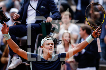 2022-05-30 - Holger RUNE of Denmark celebrates his victory during the Day nine of Roland-Garros 2022, French Open 2022, Grand Slam tennis tournament on May 30, 2022 at Roland-Garros stadium in Paris, France - TENNIS - ROLAND GARROS 2022 - WEEK 2 - INTERNATIONALS - TENNIS