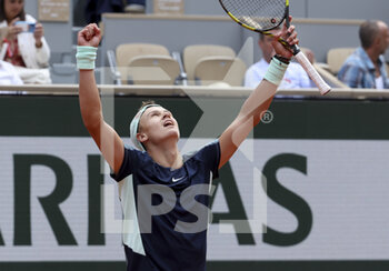 2022-05-30 - Holger Rune of Denmark celebrates his victory during day 9 of Roland-Garros 2022, French Open 2022, second Grand Slam tennis tournament of the season on May 30, 2022 at Roland-Garros stadium in Paris, France - TENNIS - ROLAND GARROS 2022 - WEEK 2 - INTERNATIONALS - TENNIS
