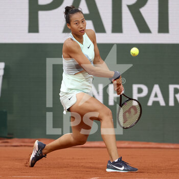2022-05-30 - Zheng Qinwen of China during day 9 of Roland-Garros 2022, French Open 2022, second Grand Slam tennis tournament of the season on May 30, 2022 at Roland-Garros stadium in Paris, France - TENNIS - ROLAND GARROS 2022 - WEEK 2 - INTERNATIONALS - TENNIS