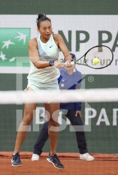 2022-05-30 - Zheng Qinwen of China during day 9 of Roland-Garros 2022, French Open 2022, second Grand Slam tennis tournament of the season on May 30, 2022 at Roland-Garros stadium in Paris, France - TENNIS - ROLAND GARROS 2022 - WEEK 2 - INTERNATIONALS - TENNIS