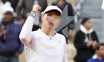 2022-05-30 - Iga Swiatek of Poland celebrates her victory during day 9 of Roland-Garros 2022, French Open 2022, second Grand Slam tennis tournament of the season on May 30, 2022 at Roland-Garros stadium in Paris, France - TENNIS - ROLAND GARROS 2022 - WEEK 2 - INTERNATIONALS - TENNIS