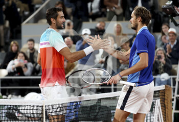 2022-05-30 - Marin Cilic of Croatia shakes hands with Daniil Medvedev of Russia after his victory during day 9 of Roland-Garros 2022, French Open 2022, second Grand Slam tennis tournament of the season on May 30, 2022 at Roland-Garros stadium in Paris, France - TENNIS - ROLAND GARROS 2022 - WEEK 2 - INTERNATIONALS - TENNIS