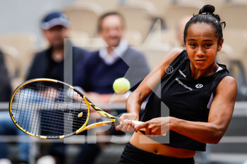 2022-05-31 - Leylah FERNANDEZ of Canada during the Day ten of Roland-Garros 2022, French Open 2022, Grand Slam tennis tournament on May 31, 2022 at Roland-Garros stadium in Paris, France - TENNIS - ROLAND GARROS 2022 - WEEK 2 - INTERNATIONALS - TENNIS