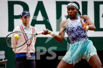 2022-05-31 - Coco GAUFF of United States during the Day ten of Roland-Garros 2022, French Open 2022, Grand Slam tennis tournament on May 31, 2022 at Roland-Garros stadium in Paris, France - TENNIS - ROLAND GARROS 2022 - WEEK 2 - INTERNATIONALS - TENNIS