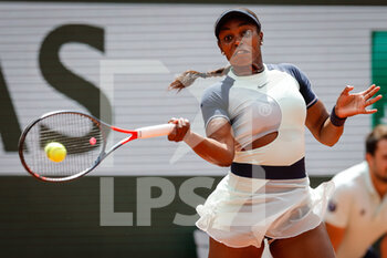 2022-05-31 - Sloane STEPHENS of United States during the Day ten of Roland-Garros 2022, French Open 2022, Grand Slam tennis tournament on May 31, 2022 at Roland-Garros stadium in Paris, France - TENNIS - ROLAND GARROS 2022 - WEEK 2 - INTERNATIONALS - TENNIS