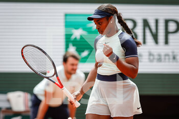 2022-05-31 - Sloane STEPHENS of United States celebrates his point during the Day ten of Roland-Garros 2022, French Open 2022, Grand Slam tennis tournament on May 31, 2022 at Roland-Garros stadium in Paris, France - TENNIS - ROLAND GARROS 2022 - WEEK 2 - INTERNATIONALS - TENNIS