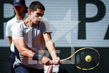 2022-05-31 - Carlos ALCARAZ of Spain during the Day ten of Roland-Garros 2022, French Open 2022, Grand Slam tennis tournament on May 31, 2022 at Roland-Garros stadium in Paris, France - TENNIS - ROLAND GARROS 2022 - WEEK 2 - INTERNATIONALS - TENNIS