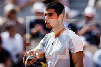 2022-05-31 - Carlos ALCARAZ of Spain celebrates his point during the Day ten of Roland-Garros 2022, French Open 2022, Grand Slam tennis tournament on May 31, 2022 at Roland-Garros stadium in Paris, France - TENNIS - ROLAND GARROS 2022 - WEEK 2 - INTERNATIONALS - TENNIS