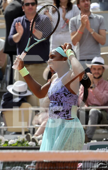 2022-05-31 - Coco Gauff of USA celebrates her victory during day 10 of Roland-Garros 2022, French Open 2022, second Grand Slam tennis tournament of the season on May 31, 2022 at Roland-Garros stadium in Paris, France - TENNIS - ROLAND GARROS 2022 - WEEK 2 - INTERNATIONALS - TENNIS