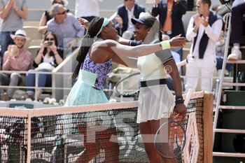 2022-05-31 - Coco Gauff of USA hugs Sloane Stephens of USA after her victory during day 10 of Roland-Garros 2022, French Open 2022, second Grand Slam tennis tournament of the season on May 31, 2022 at Roland-Garros stadium in Paris, France - TENNIS - ROLAND GARROS 2022 - WEEK 2 - INTERNATIONALS - TENNIS