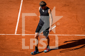 2022-05-31 - Alexander ZVEREV of Germany looks dejected during the Day ten of Roland-Garros 2022, French Open 2022, Grand Slam tennis tournament on May 31, 2022 at Roland-Garros stadium in Paris, France - TENNIS - ROLAND GARROS 2022 - WEEK 2 - INTERNATIONALS - TENNIS