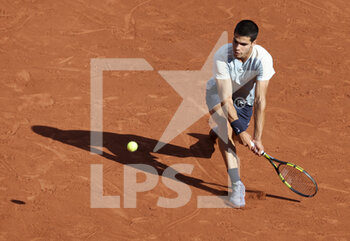 2022-05-31 - Carlos Alcaraz of Spain during day 10 of Roland-Garros 2022, French Open 2022, second Grand Slam tennis tournament of the season on May 31, 2022 at Roland-Garros stadium in Paris, France - TENNIS - ROLAND GARROS 2022 - WEEK 2 - INTERNATIONALS - TENNIS
