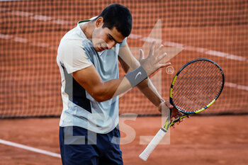 2022-05-31 - Carlos ALCARAZ of Spain looks dejected during the Day ten of Roland-Garros 2022, French Open 2022, Grand Slam tennis tournament on May 31, 2022 at Roland-Garros stadium in Paris, France - TENNIS - ROLAND GARROS 2022 - WEEK 2 - INTERNATIONALS - TENNIS