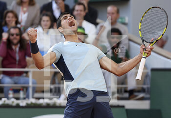 2022-05-31 - Carlos Alcaraz of Spain during day 10 of Roland-Garros 2022, French Open 2022, second Grand Slam tennis tournament of the season on May 31, 2022 at Roland-Garros stadium in Paris, France - TENNIS - ROLAND GARROS 2022 - WEEK 2 - INTERNATIONALS - TENNIS