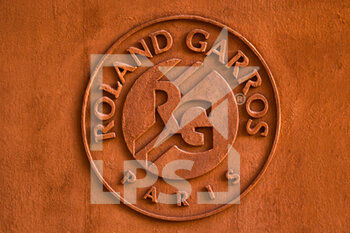 2022-05-31 - Atmosphere (illustration) with the official logo of Roland-Garros during the French Open, Grand Slam tennis tournament on May 31, 2022 at Roland-Garros stadium in Paris, France - TENNIS - ROLAND GARROS 2022 - WEEK 2 - INTERNATIONALS - TENNIS
