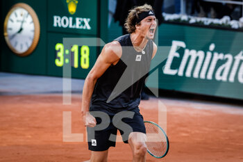 2022-05-31 - Alexander ZVEREV of Germany celebrates his victory during the Day ten of Roland-Garros 2022, French Open 2022, Grand Slam tennis tournament on May 31, 2022 at Roland-Garros stadium in Paris, France - TENNIS - ROLAND GARROS 2022 - WEEK 2 - INTERNATIONALS - TENNIS