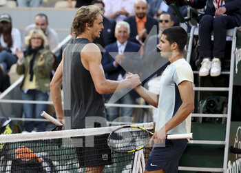 2022-05-31 - Alexander Zverev of Germany shakes hands with Carlos Alcaraz of Spain after his victory during day 10 of Roland-Garros 2022, French Open 2022, second Grand Slam tennis tournament of the season on May 31, 2022 at Roland-Garros stadium in Paris, France - TENNIS - ROLAND GARROS 2022 - WEEK 2 - INTERNATIONALS - TENNIS