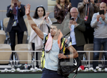 2022-05-31 - Carlos Alcaraz of Spain salutes the fans after his defeat during day 10 of Roland-Garros 2022, French Open 2022, second Grand Slam tennis tournament of the season on May 31, 2022 at Roland-Garros stadium in Paris, France - TENNIS - ROLAND GARROS 2022 - WEEK 2 - INTERNATIONALS - TENNIS