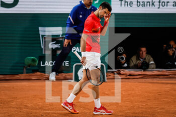 2022-05-31 - Novak DJOKOVIC of Serbia looks dejected during the Day ten of Roland-Garros 2022, French Open 2022, Grand Slam tennis tournament on May 31, 2022 at Roland-Garros stadium in Paris, France - TENNIS - ROLAND GARROS 2022 - WEEK 2 - INTERNATIONALS - TENNIS